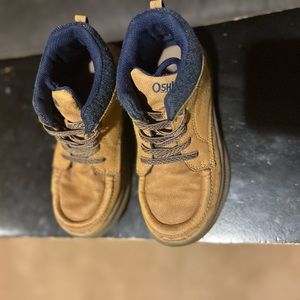 Great pair of boots for toddlers…easy to slip on. Good condition.